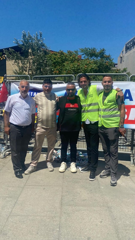 Pankart Önünde Esnafımız